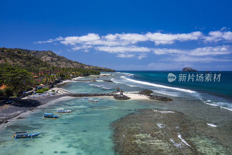 印度尼西亚巴厘岛的Candi Dasa海滩小镇的空中海岸线